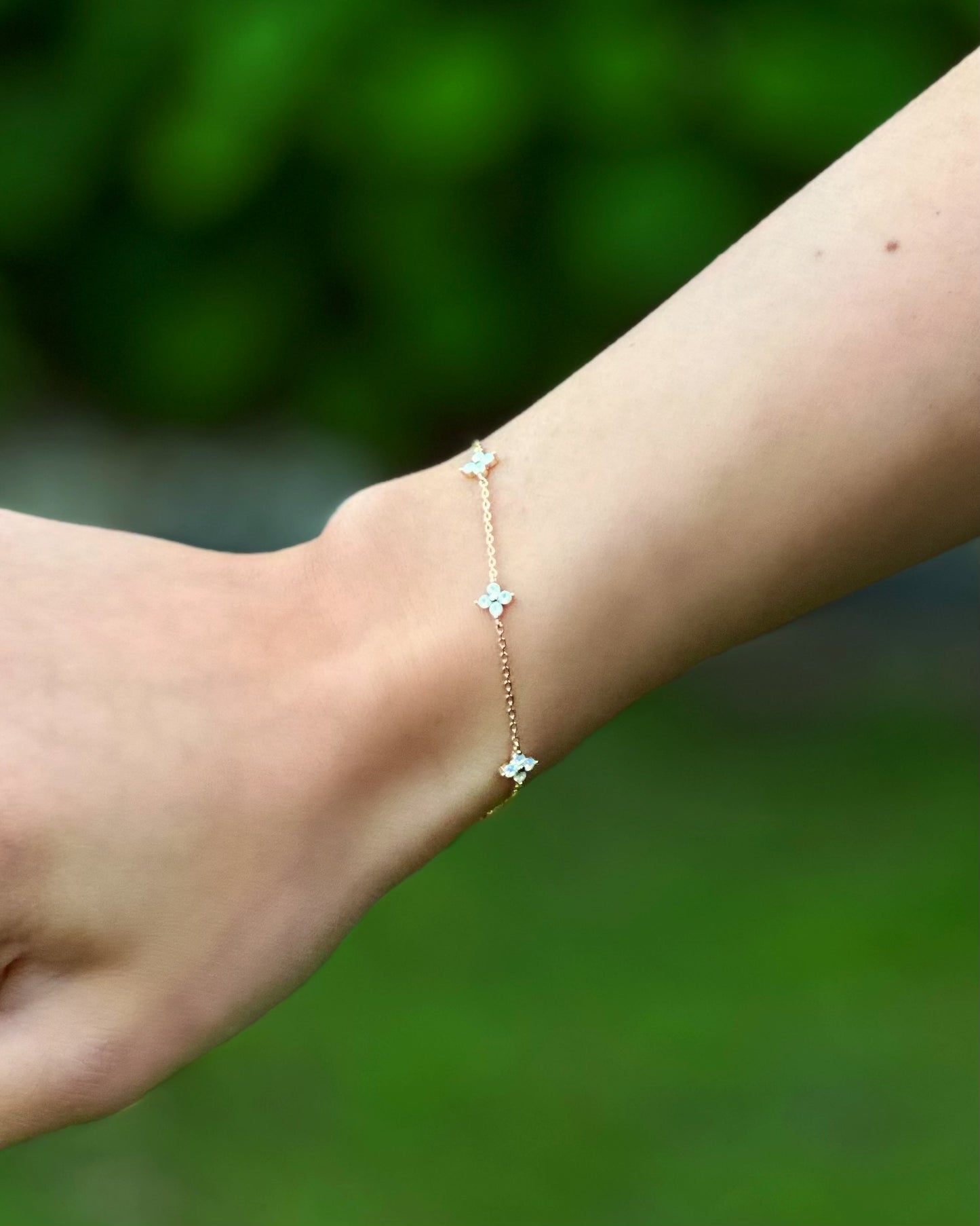 White Flowers Armband